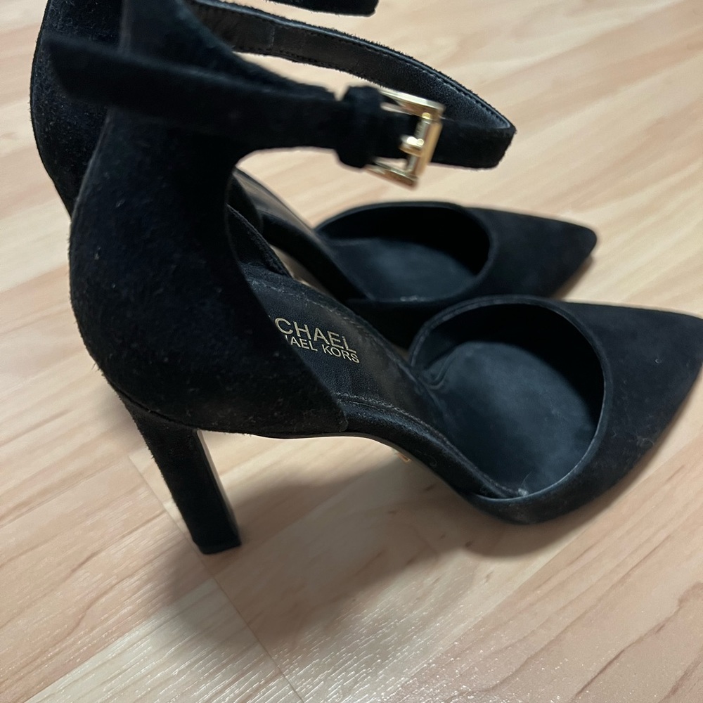 Pre-loved Michael Kors suede black pointed toe heels. Excellent condition.